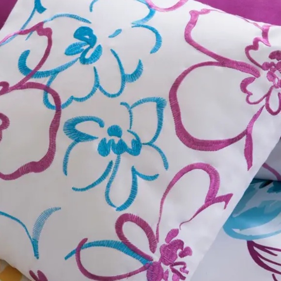 Intelligent Design Comforter & Bedding Set - Picture 2 of 7